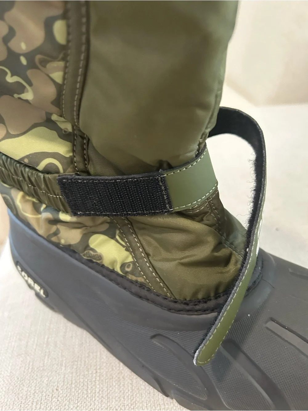 Sorel Kids Flurry printed snow boots, Utility Green, Size Kids 5, Preowned.